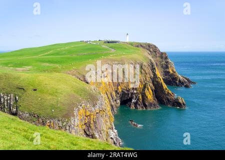 Mull of Galloway Coast und Mull of Galloway Lighthouse auf den Nashörnern der Halbinsel Galloway Galloway Coast Dumfries und Galloway Scotland UK GB Europe Stockfoto