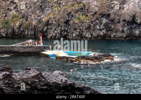 Ponta Delgada, Portugal - 5. Juli 2022: Der gemütliche Hafen von Caloura auf der Insel Sao Miguel, Azoren Stockfoto