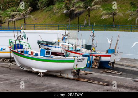 Ponta Delgada, Portugal - 5. Juli 2022: Altes Fischerboot im gemütlichen Hafen von Caloura Stockfoto