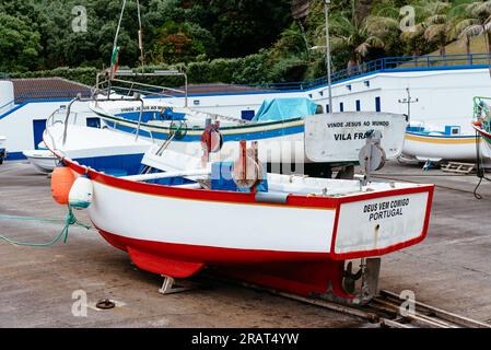 Ponta Delgada, Portugal - 5. Juli 2022: Altes Fischerboot im gemütlichen Hafen von Caloura Stockfoto