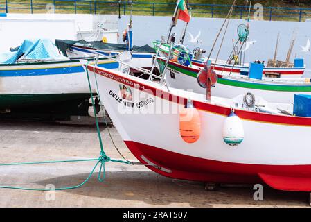 Ponta Delgada, Portugal - 5. Juli 2022: Altes Fischerboot im gemütlichen Hafen von Caloura Stockfoto