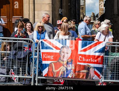 Edinburgh, Schottland, Vereinigtes Königreich, 5. Juli 2023. König Karl III. Thanksgiving: Die Menge wartet auf der Royal Mile, um die Prozession zu sehen. Kredit: Sally Anderson/Alamy Live News Stockfoto