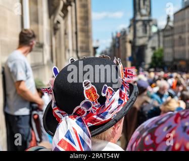 Edinburgh, Schottland, Vereinigtes Königreich, 5. Juli 2023. König Karl III. Thanksgiving: Die Menge wartet auf der Royal Mile, um die Prozession zu sehen. Kredit: Sally Anderson/Alamy Live News Stockfoto