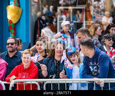 Edinburgh, Schottland, Vereinigtes Königreich, 5. Juli 2023. König Karl III. Thanksgiving: Die Menge wartet auf der Royal Mile, um die Prozession zu sehen. Kredit: Sally Anderson/Alamy Live News Stockfoto