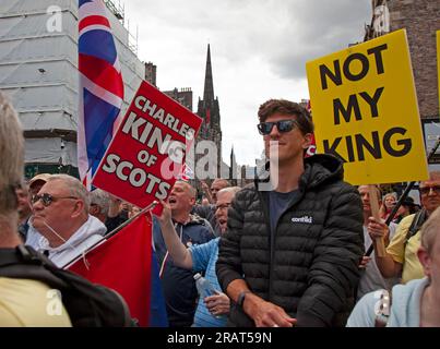 Demonstranten für und gegen die Monarchie versammelten sich am 5. Juli 2023 in Royal Mile, Edinburgh, Schottland, Vereinigtes Königreich. Die Proteste richteten sich gegen König Karl 111, als er an der Nationalfeier von Thanksgiving und der Hingabe teilnahm. Arch White/alamy Live News. Stockfoto