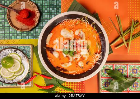 Bee Hoon（Reis vermicelli） mit Fischscheiben, thailändische Küche Stockfoto