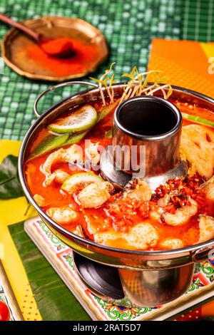 Tom Yum Kung mit Fischscheiben, thailändisches Essen Stockfoto