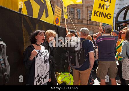 Demonstranten für und gegen die Monarchie versammelten sich am 5. Juli 2023 in Royal Mile, Edinburgh, Schottland, Vereinigtes Königreich. Die Proteste richteten sich gegen König Karl 111, als er an der Nationalfeier von Thanksgiving und der Hingabe teilnahm. Arch White/alamy Live News. Stockfoto