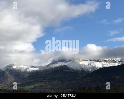 Bergkette teilweise mit unberührtem Schnee bedeckt Stockfoto