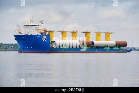 Halifax, Nova Scotia, Kanada. Juli 2023. Die GPO Grace, ein Heavylift-Schiff, beladen mit Windkraftanlagen-Monopilen, das für das erste Offshore-Windenergieprojekt der USA vor der Küste von Massachusetts bestimmt ist, gelangt in den Hafen von Halifax, wo das Projekt einen Teil seines Bereitstellungsbereichs eingerichtet hat. Stockfoto