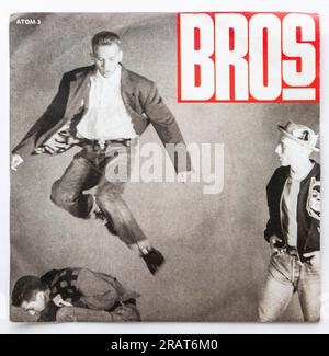 Bildcover der 1988 erschienenen 7-Zoll-Vinylversion von Drop the Boy by Bros Stockfoto