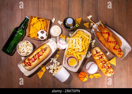 Traditionelles Sportstadionessen und Bierhintergrund, verschiedene Baseball-, Basketball-, Fußball-Fans und Stadion-Snacks, Chips, Saucen, Hot Dogs wi Stockfoto