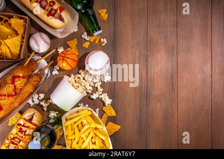 Traditionelles Sportstadionessen und Bierhintergrund, verschiedene Baseball-, Basketball-, Fußball-Fans und Stadion-Snacks, Chips, Saucen, Hot Dogs wi Stockfoto