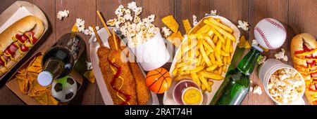 Traditionelles Sportstadionessen und Bierhintergrund, verschiedene Baseball-, Basketball-, Fußball-Fans und Stadion-Snacks, Chips, Saucen, Hot Dogs wi Stockfoto