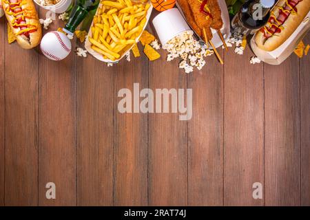 Traditionelles Sportstadionessen und Bierhintergrund, verschiedene Baseball-, Basketball-, Fußball-Fans und Stadion-Snacks, Chips, Saucen, Hot Dogs wi Stockfoto