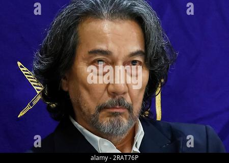 5. Juli 2023, Tokio, Japan: Japanischer Schauspieler Koji Yakusho nimmt an einer Fragerunde für die Netflix-Serie „The Days“ im Foreign Correspondents' Club of Japan (FCCJ) in Tokio Teil. Der japanische Schauspieler Koji Yakusho und der Showrunner Jun Masumoto beantworteten Fragen von Journalisten nach einer Sondervorführung von zwei Episoden aus "The Days". Die Days-Serie ist auf der Website von Netflix in über 190 Ländern und Regionen verfügbar. (Kreditbild: © Rodrigo Reyes Marin/ZUMA Press Wire) NUR REDAKTIONELLE VERWENDUNG! Nicht für den kommerziellen GEBRAUCH! Stockfoto