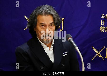 5. Juli 2023, Tokio, Japan: Japanischer Schauspieler Koji Yakusho nimmt an einer Fragerunde für die Netflix-Serie „The Days“ im Foreign Correspondents' Club of Japan (FCCJ) in Tokio Teil. Der japanische Schauspieler Koji Yakusho und der Showrunner Jun Masumoto beantworteten Fragen von Journalisten nach einer Sondervorführung von zwei Episoden aus "The Days". Die Days-Serie ist auf der Website von Netflix in über 190 Ländern und Regionen verfügbar. (Kreditbild: © Rodrigo Reyes Marin/ZUMA Press Wire) NUR REDAKTIONELLE VERWENDUNG! Nicht für den kommerziellen GEBRAUCH! Stockfoto