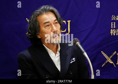 5. Juli 2023, Tokio, Japan: Japanischer Schauspieler Koji Yakusho nimmt an einer Fragerunde für die Netflix-Serie „The Days“ im Foreign Correspondents' Club of Japan (FCCJ) in Tokio Teil. Der japanische Schauspieler Koji Yakusho und der Showrunner Jun Masumoto beantworteten Fragen von Journalisten nach einer Sondervorführung von zwei Episoden aus "The Days". Die Days-Serie ist auf der Website von Netflix in über 190 Ländern und Regionen verfügbar. (Kreditbild: © Rodrigo Reyes Marin/ZUMA Press Wire) NUR REDAKTIONELLE VERWENDUNG! Nicht für den kommerziellen GEBRAUCH! Stockfoto