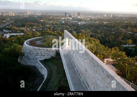 Eine lange Steinmauer führt das Auge vom Getty Center über Los Angeles Stockfoto