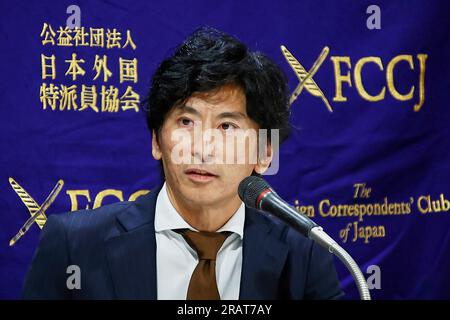 5. Juli 2023, Tokio, Japan: Showrunner Jun Masumoto spricht während einer Fragerunde für die Netflix-Serie „The Days“ im Foreign Correspondents' Club of Japan (FCCJ) in Tokio. Der japanische Schauspieler Koji Yakusho und der Showrunner Jun Masumoto beantworteten Fragen von Journalisten nach einer Sondervorführung von zwei Episoden aus "The Days". Die Days-Serie ist auf der Website von Netflix in über 190 Ländern und Regionen verfügbar. (Kreditbild: © Rodrigo Reyes Marin/ZUMA Press Wire) NUR REDAKTIONELLE VERWENDUNG! Nicht für den kommerziellen GEBRAUCH! Stockfoto