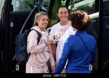 Jordan Nobbs (links) und Lucy Bronze als englisches Team verlassen das De Vere Beaumont Estate in Windsor und begeben sich zur FIFA Frauen-Weltmeisterschaft 2023 in Australien und Neuseeland. Bilddatum: Mittwoch, 5. Juli 2022. Stockfoto