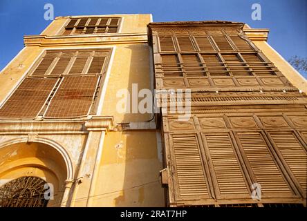 Saudi-Arabien Taif Altes Gebäude mit Holzläden auf den Fenstern Stockfoto