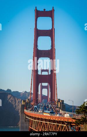 Vertikaler Blick durch die Säulen der Golden Gate Bridge in San Francisco, Kalifornien Stockfoto