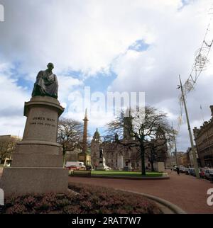 Glasgow Scotland George Square Bronze Statue von James Watt 1736 - 1819 Erfinder, Maschinenbauingenieur und Chemiker berühmt für die Erfindung der Watt Steam Engine Statue von Chantrey enthüllt 1832 Stockfoto
