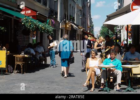 Paris France Nr Rue St Martin Couples In Cafe Entspannen Stockfoto