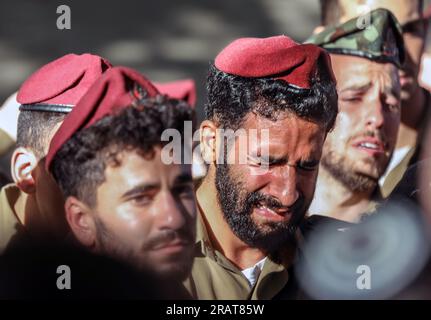 Jerusalem, Israel. 5. Juli 2023 Soldaten der IDF auf dem Grab ihres Freundes fielen heute im Flüchtlingslager Dschenin in Zusammenstößen zwischen der IDF und palästinensischen Kämpfern. Kredit: Yoram Biberman/Alamy Live News. Stockfoto