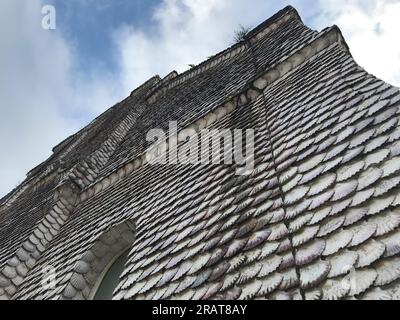 Fassade eines mit Muschelmuscheln bedeckten Gebäudes Stockfoto