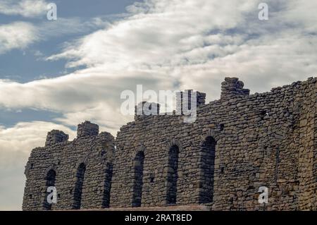 Blick auf einen Teil der Mauern der ummauerten Stadt Morella. Stockfoto