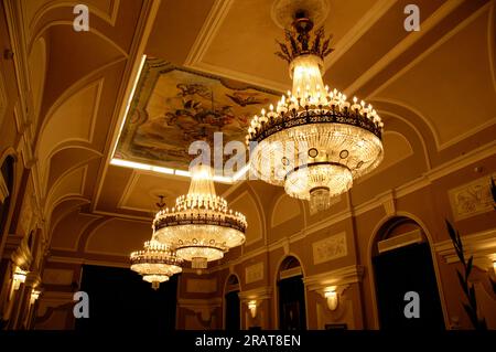 Luxuriöse dekorative Kristallleuchter, die Licht in warmen Farbtönen abgeben Stockfoto