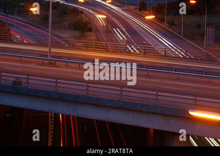 Autolichter verschwimmen nachts Stockfoto