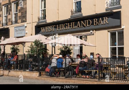 Portree, Isle of Skye, Schottland, Großbritannien. 5. Juni 2023 Gäste sitzen draußen für einen Drink in einem Isle of Skye Pub. Stockfoto