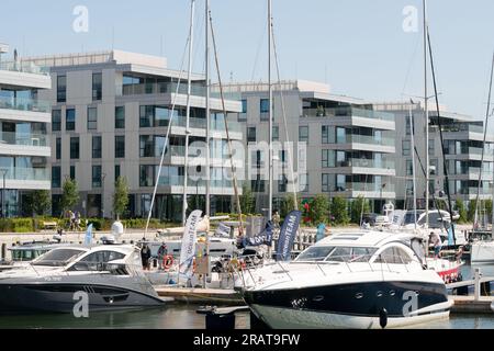 Luxuriöse Wohngebäude und verankerte Yachten im Marina Yacht Park in Gdynia, Polen, Europa, EU Stockfoto