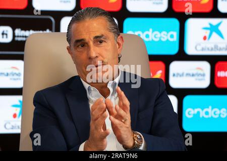 Madrid, Madrid, Spanien. 5. Juli 2023. SERGIO SCARIOLO (Trainer der Nationalmannschaft) anlässlich der offiziellen Präsentation der spanischen 2023 Männer Basketballmannschaft im Espacio Iberia in Madrid, Spanien. (Kreditbild: © Oscar Ribas Torres/ZUMA Press Wire) NUR ZUR REDAKTIONELLEN VERWENDUNG! Nicht für den kommerziellen GEBRAUCH! Stockfoto