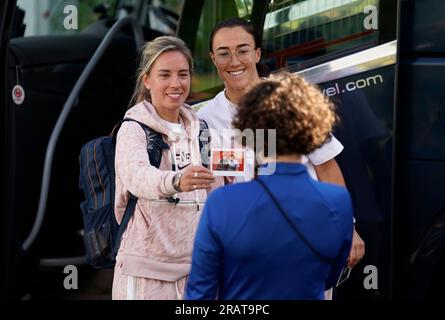 Jordan Nobbs (links) und Lucy Bronze als englisches Team verlassen das De Vere Beaumont Estate in Windsor und begeben sich zur FIFA Frauen-Weltmeisterschaft 2023 in Australien und Neuseeland. Bilddatum: Mittwoch, 5. Juli 2022. Stockfoto