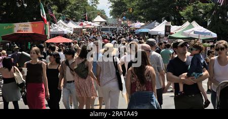 Brooklyn, NY - 18. Juni 2023: Teilnehmer gehen während der 7. Heaven Fair in Park Slope mit Kirchendetails die geschlossene Straße entlang. Es wurden viele Leute gefunden. Stockfoto