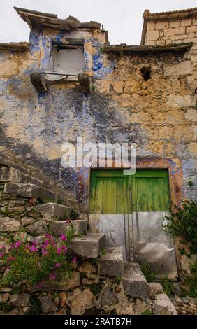 Ein heruntergekommenes Haus im Dorf Loziscz auf der Insel Brac in Kroatien Stockfoto