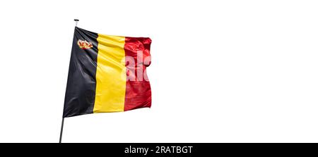 Belgische Staatsflagge mit königlichem Kronenzeichen isoliert auf weißem Hintergrund. Stockfoto