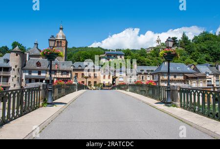 Brücke über das Grundstück im Dorf Saint-Geniez-d'Olt in Aveyron in Frankreich Stockfoto