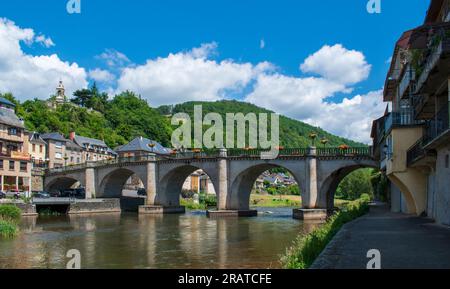 Überbrückung des Lots in Saint-Geniez-d'Olt im Departement Aveyron (Frankreich) Stockfoto