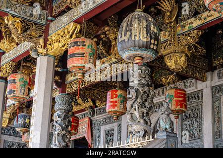 Ein Foto von aufwändig geschnitzten Kunstwerken am Eingang zum Khoo Kongsi Tempel Stockfoto