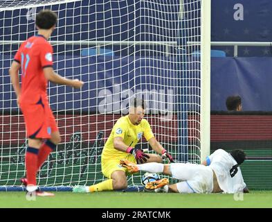 Der englische Torwart James Trafford rettet den Schuss vom israelischen Omri Gandelman beim Halbfinale der Euro-21-Meisterschaft in der Adjarabet Arena in Batumi, Georgia. Bilddatum: Mittwoch, 5. Juli 2023. Stockfoto