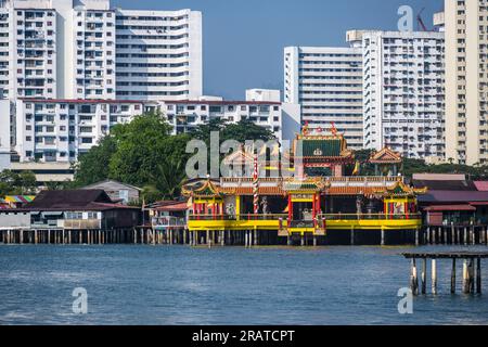 Ein Tele-Bild des Hean Boo Thean Tempels am Yeoh Jetty am Weld Quay Stockfoto