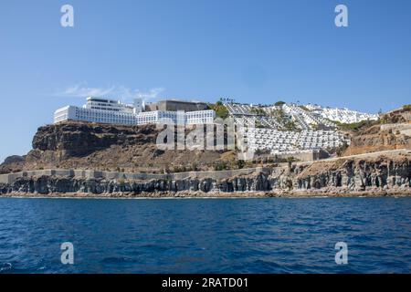 Fotografía Panorámica de la costa de Mogán desde un barco con las construcciones características de la zona, Gran Canaria, España Stockfoto