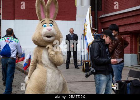 Moskau, Russland. 11. Oktober 2013. Ein Mann, der den Präsidenten der Russischen Föderation verkleidet hat, Wladimir Putin (C) wird mit Touristen auf dem Roten Platz im Zentrum von Moskau, Russland, fotografiert Stockfoto