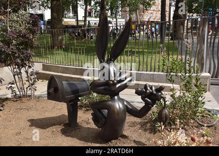 Bugs Bunny Bronze Statue am Leicester Square, London, Großbritannien Stockfoto