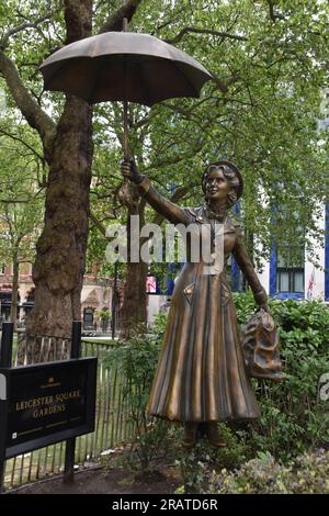 Mary Poppins Bronzestatue am Leicester Square, London, Großbritannien - 5. Juli 2023 Stockfoto